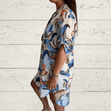 Cargar imagen en el visor de la galería, Blusa tipo blusón Adela, fondo beige con azul
