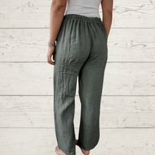Cargar imagen en el visor de la galería, Pantalón de lino Italiano botones a un lado, color verde
