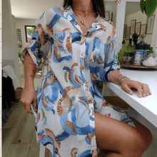Cargar imagen en el visor de la galería, Blusa tipo blusón Adela, fondo beige con azul
