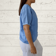 Cargar imagen en el visor de la galería, Blusa de lino Italiano bordado a un lado, color jacinto
