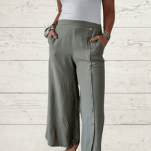 Cargar imagen en el visor de la galería, Pantalón con botones a un lado, color verde

