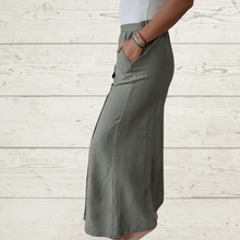 Cargar imagen en el visor de la galería, Pantalón con botones a un lado, color verde
