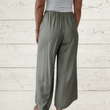Cargar imagen en el visor de la galería, Pantalón con botones a un lado, color verde

