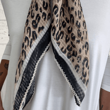 Cargar imagen en el visor de la galería, Pañuelo Animal Print, fondo Tostado
