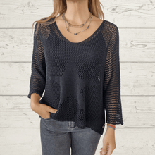 Cargar imagen en el visor de la galería, Sweater Italiano con flores, color negro
