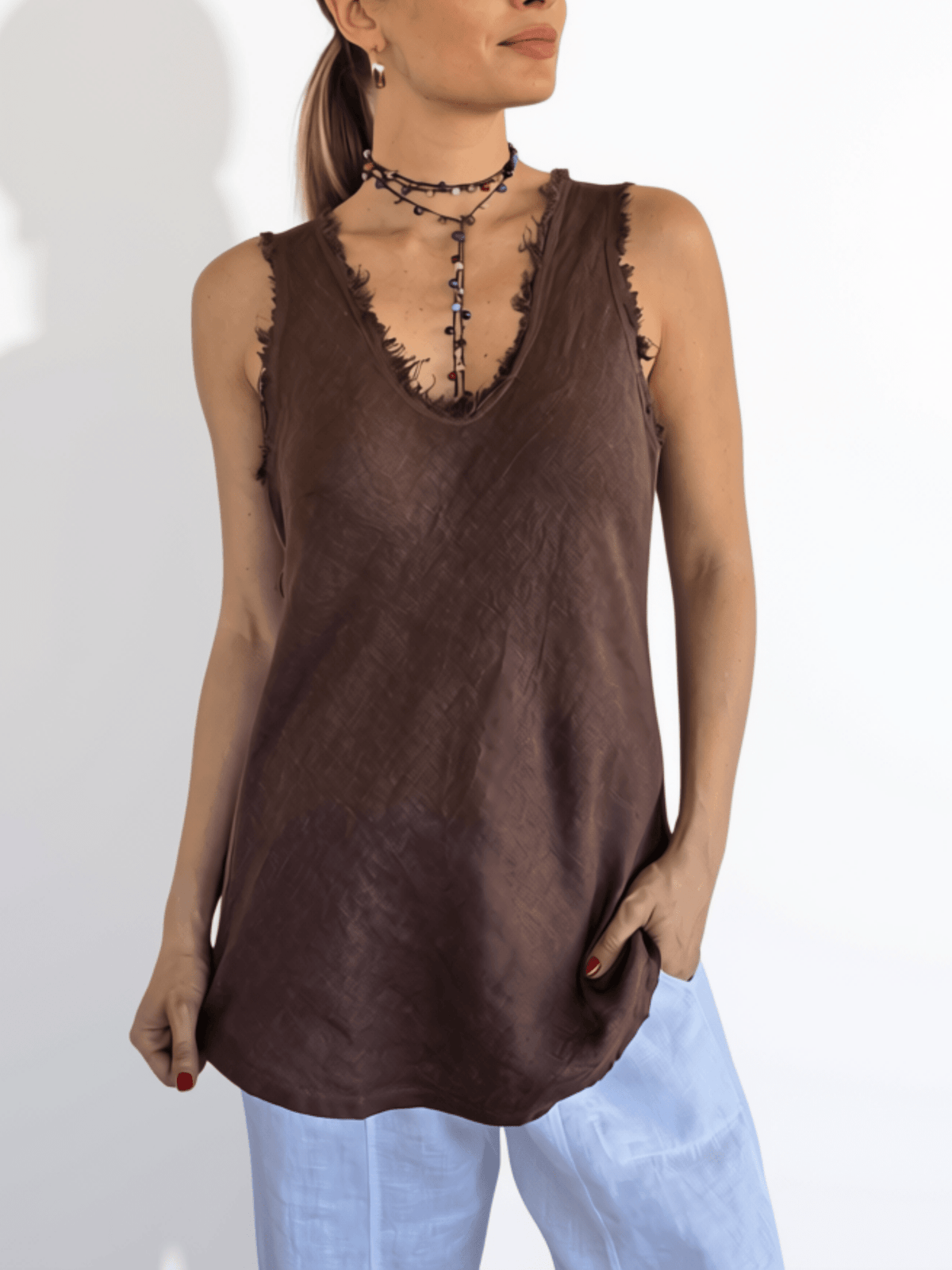 Blusa Italiana sin mangas desflecada, color Chocolate