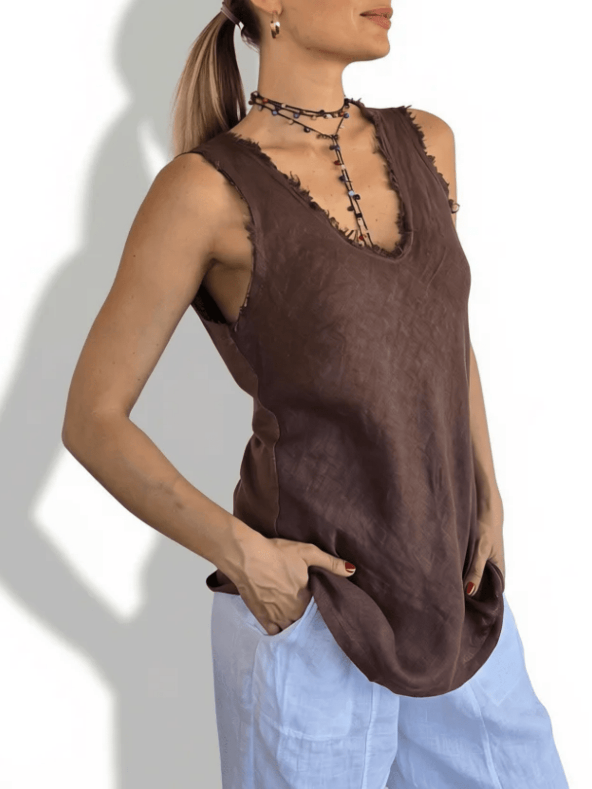 Blusa Italiana sin mangas desflecada, color Chocolate