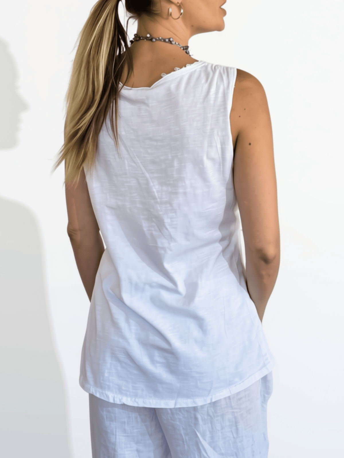 Blusa Italiana sin mangas desflecada, color Blanco