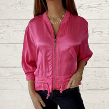 Cargar imagen en el visor de la galería, Chaqueta Italiana de raso, con cierre, color fucsia
