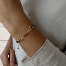 Cargar imagen en el visor de la galería, Pulsera de seda gris claro y oro
