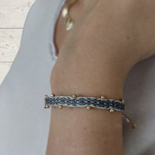 Cargar imagen en el visor de la galería, Pulsera de seda gris claro y oro
