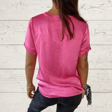 Cargar imagen en el visor de la galería, Blusa Italiana de raso, escote en V, color fucsia
