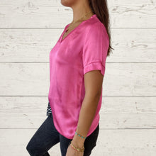 Cargar imagen en el visor de la galería, Blusa Italiana de raso, escote en V, color fucsia
