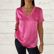 Cargar imagen en el visor de la galería, Blusa Italiana de raso, escote en V, color fucsia
