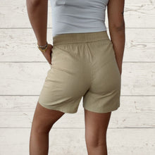 Cargar imagen en el visor de la galería, Short/Bermuda con dos bolsillos, color beige
