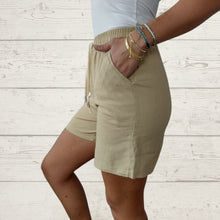 Cargar imagen en el visor de la galería, Short/Bermuda con dos bolsillos, color beige
