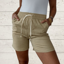 Cargar imagen en el visor de la galería, Short/Bermuda con dos bolsillos, color beige

