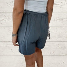 Cargar imagen en el visor de la galería, Short Italiano de viscosa con lazo en la cintura, color gris marengo
