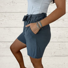 Cargar imagen en el visor de la galería, Short Italiano de viscosa con lazo en la cintura, color gris marengo
