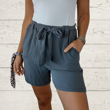 Cargar imagen en el visor de la galería, Short Italiano de viscosa con lazo en la cintura, color gris marengo
