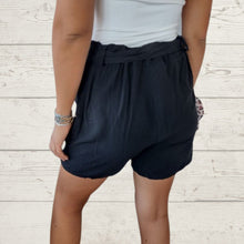 Cargar imagen en el visor de la galería, Short Italiano de viscosa con lazo en la cintura, color negro
