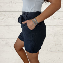 Cargar imagen en el visor de la galería, Short Italiano de viscosa con lazo en la cintura, color negro
