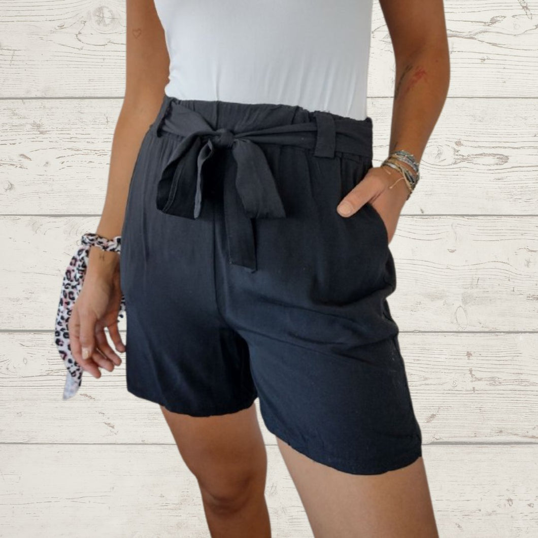 Short Italiano de viscosa con lazo en la cintura, color negro