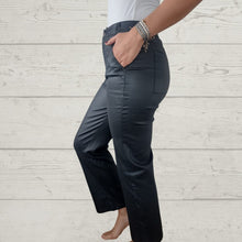 Cargar imagen en el visor de la galería, Pantalón eco cuero opaco, color negro
