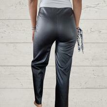 Cargar imagen en el visor de la galería, Pantalón Italiano eco cuero opaco, color negro
