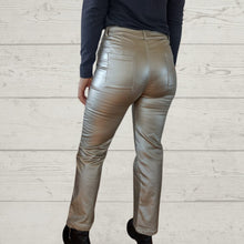 Cargar imagen en el visor de la galería, Pantalón eco cuero forrado, color dorado oscuro
