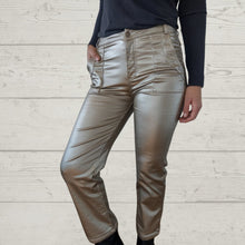 Cargar imagen en el visor de la galería, Pantalón eco cuero forrado, color dorado oscuro

