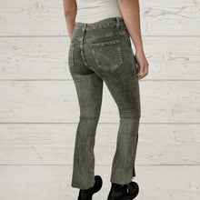 Cargar imagen en el visor de la galería, Pantalon Jeans con botones dorados, color negro jeans
