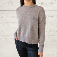 Cargar imagen en el visor de la galería, Sweater un bolsillo, color Taupe
