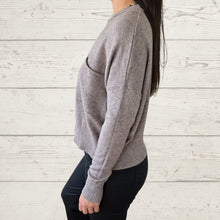 Cargar imagen en el visor de la galería, Sweater un bolsillo, color Taupe
