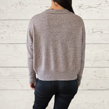 Cargar imagen en el visor de la galería, Sweater un bolsillo, color Taupe
