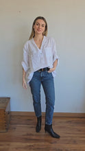 Cargar y reproducir el video en el visor de la galería, Blusa Italiana estampada, Fondo blanco

