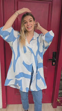 Cargar y reproducir el video en el visor de la galería, Vestido / Blusón Italiano etampado, color Blanco con Celeste
