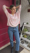 Cargar y reproducir el video en el visor de la galería, Sweater Italiano estampado geométrico, fondo Blanco con Rosado
