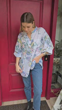 Cargar y reproducir el video en el visor de la galería, Blusa Italiana estampado flores, fondo Blanco
