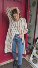 Cargar y reproducir el video en el visor de la galería, Vestido 100% Lino Italiano Rayado, color Beige con Azul
