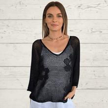 Cargar imagen en el visor de la galería, Sweater Italiano con flores, color negro
