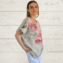 Cargar imagen en el visor de la galería, Blusa Italiana Estampada, fondo Beige
