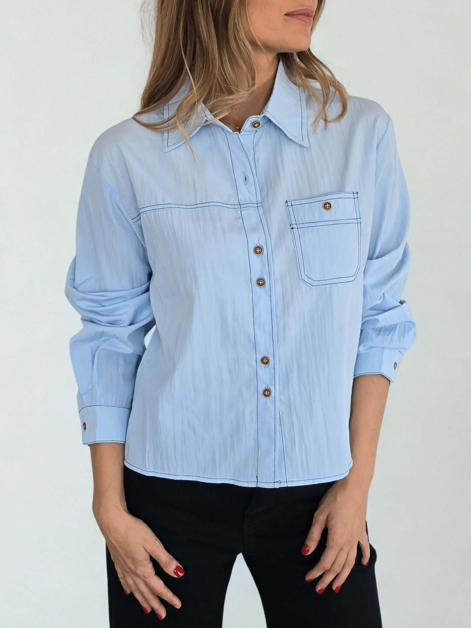 Blusa un bolsillo, color Celeste