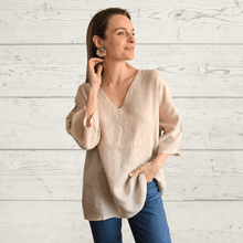 Cargar imagen en el visor de la galería, Blusa de Lino Italiano escote en V, color Beige
