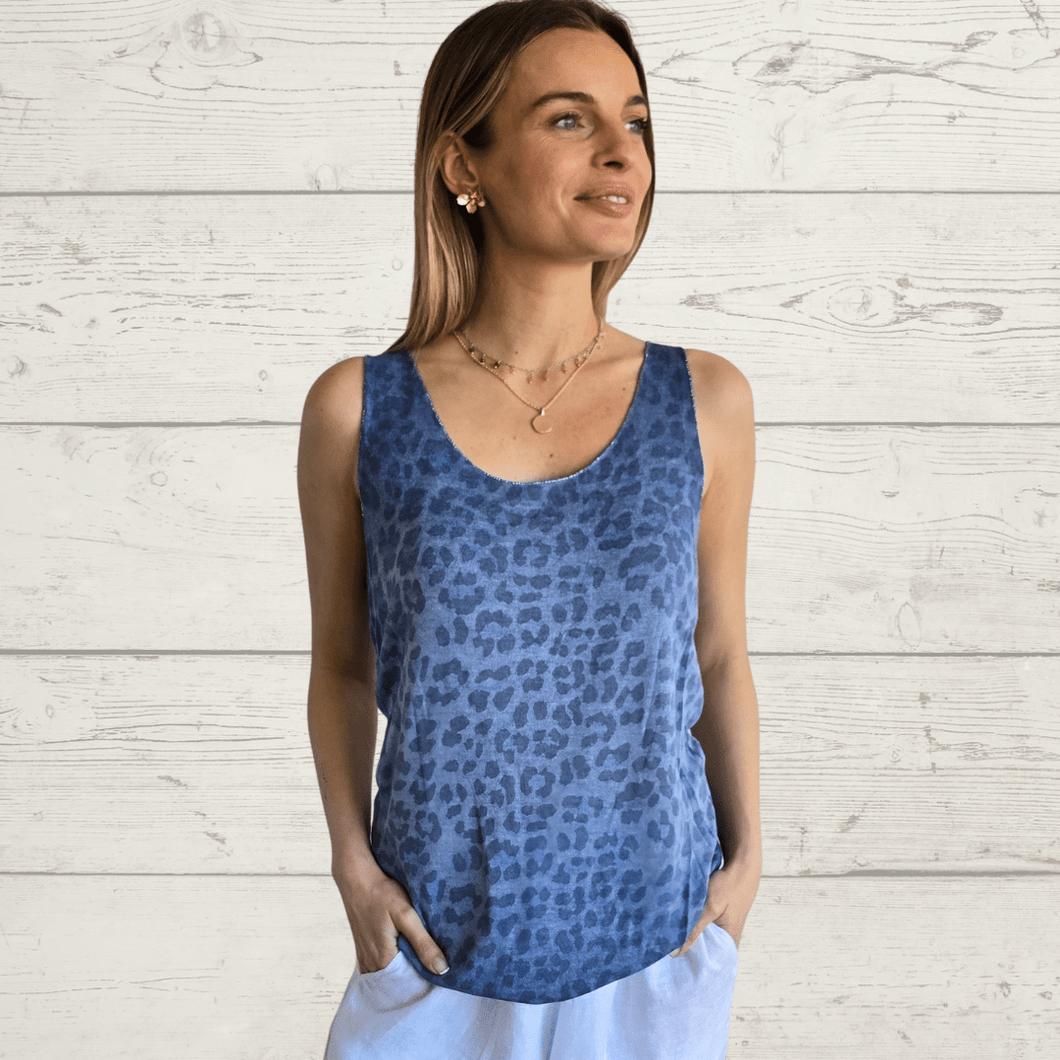 Polera Italiana sin mangas Animal Print, fondo azul
