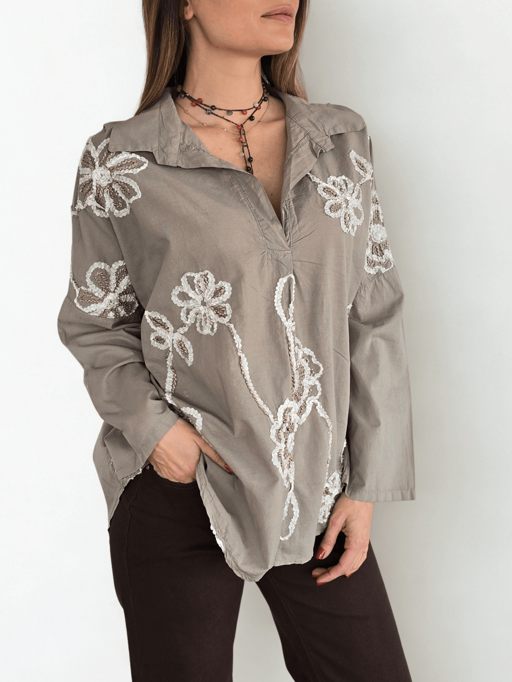 Blusa Italiana Bordada, color Taupe