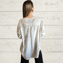 Cargar imagen en el visor de la galería, Blusa Italiana estampada, fondo Beige
