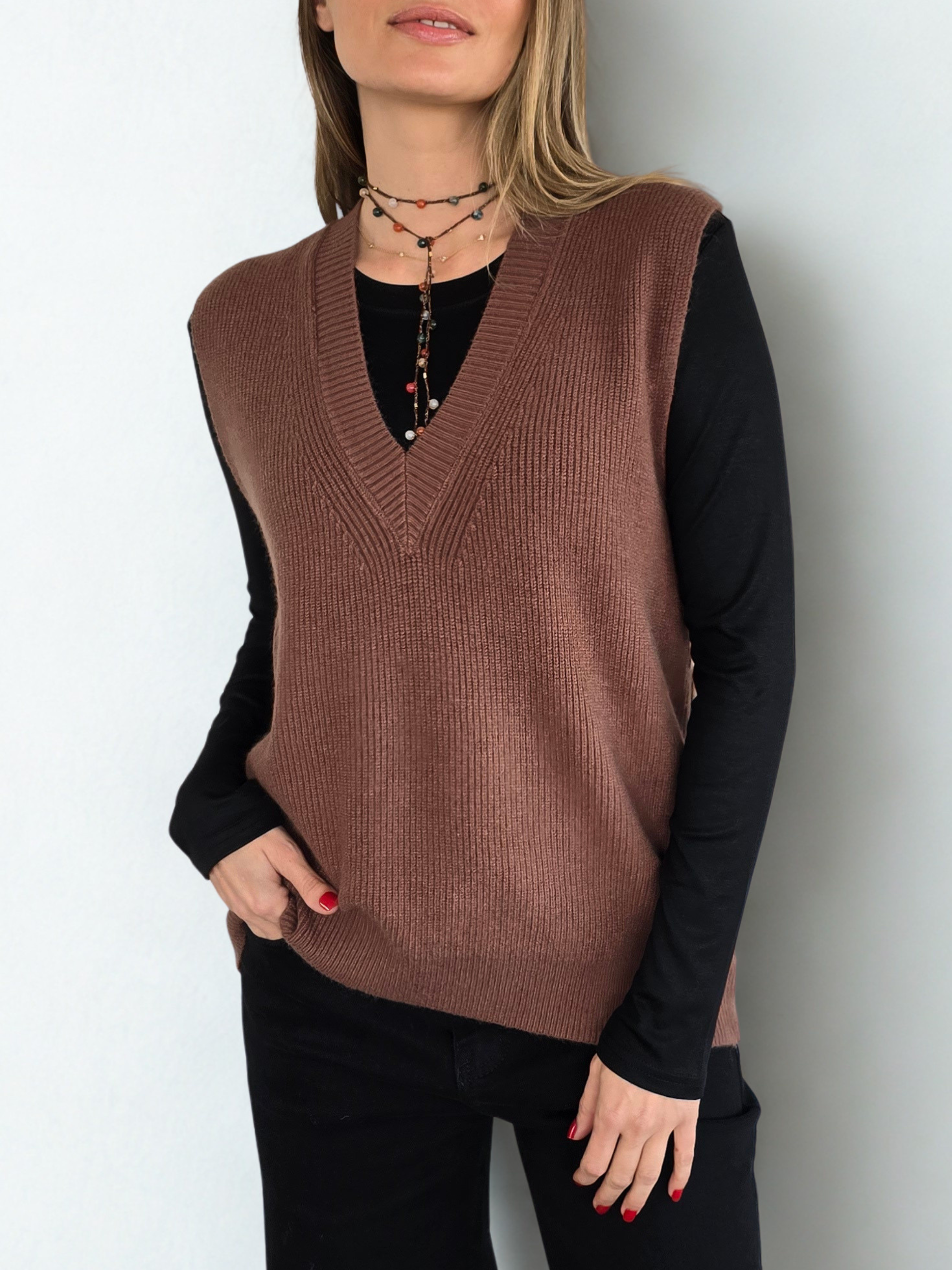 Sweater Sin Mangas escote en V, color Chocolate