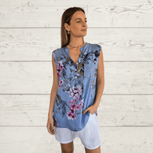 Cargar imagen en el visor de la galería, Blusa Italiana sin mangas, fondo Celeste
