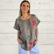 Cargar imagen en el visor de la galería, Blusa Italiana Estampada, fondo Taupe
